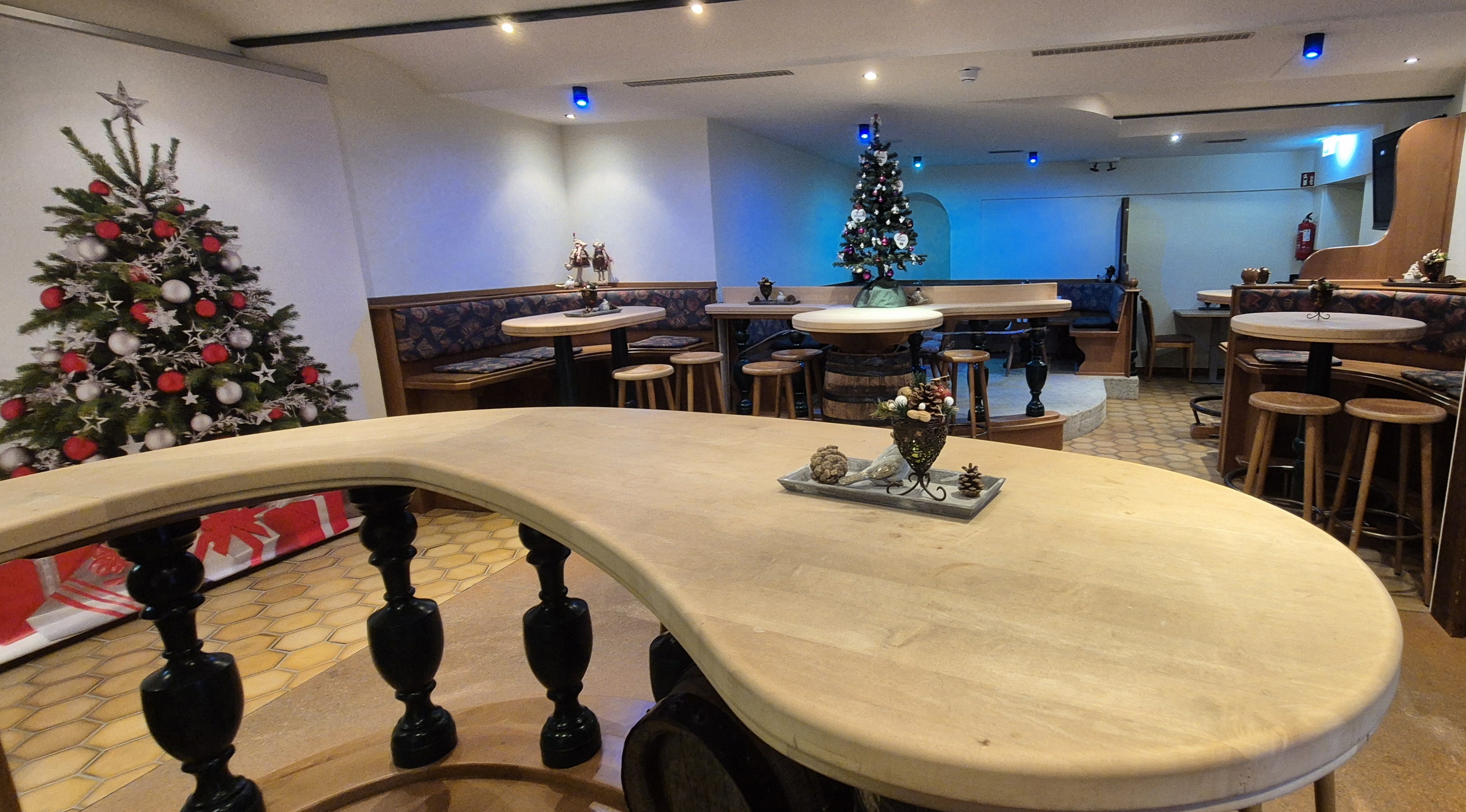 Berghofbar mit Kegelbahn &amp; Karaoke